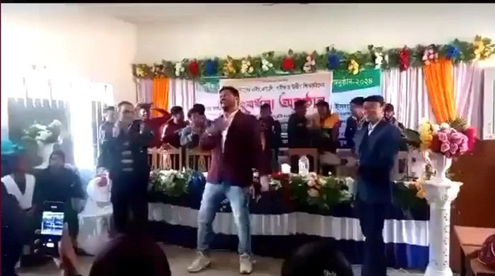 বড়লেখায় শিক্ষার্থীদের সামনে “বুক চিন চিন করছে হায়” গানে শিক্ষকের নাচ, ভিডিও ভাইরাল