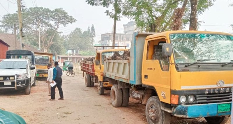 কুলাউড়ায় মাটিভর্তি ৩টি ট্রাক জব্দ