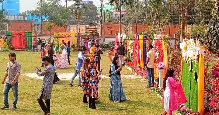 শ্রীমঙ্গলে বসন্ত বরণ উৎসবে তরুণ তরুণীদের ভিড়