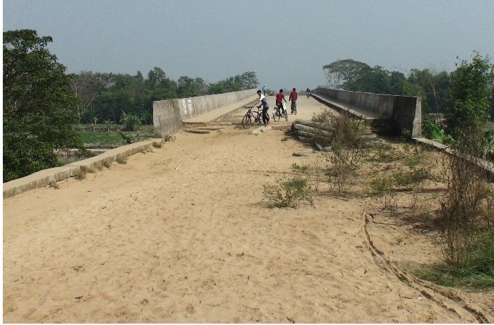 ৪ বছরেও চালু হয়নি ৩২ কোটি টাকার সেতু!