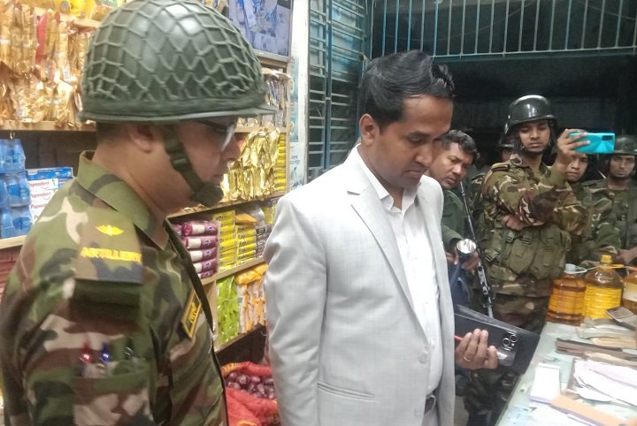 পশ্চিমবাজারে মিললো সয়াবিন তেলের মজুত, দুই দোকানকে জরিমানা