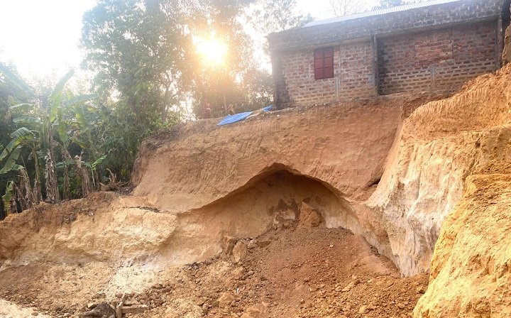 কমলগঞ্জে টিলা কেটে মাটি বিক্রি ঝুঁকিতে বসতঘর