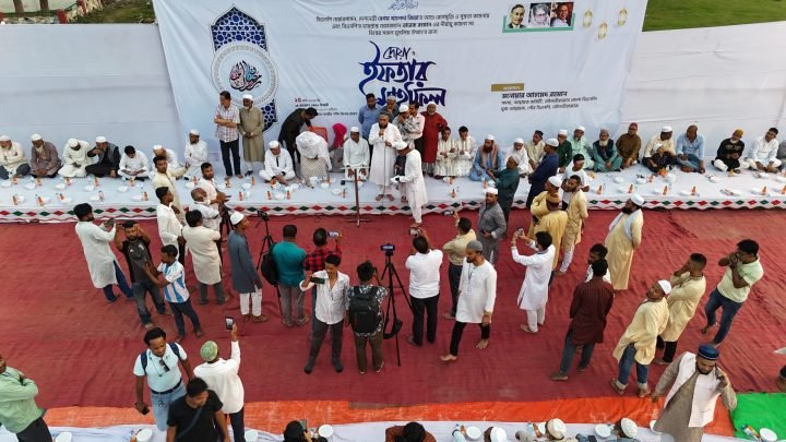 “মনোয়ার আহমেদ রহমান এর আয়োজনে মৌলভীবাজার কেন্দ্রীয় শহীদ মিনারে ইফতার মাহফিল