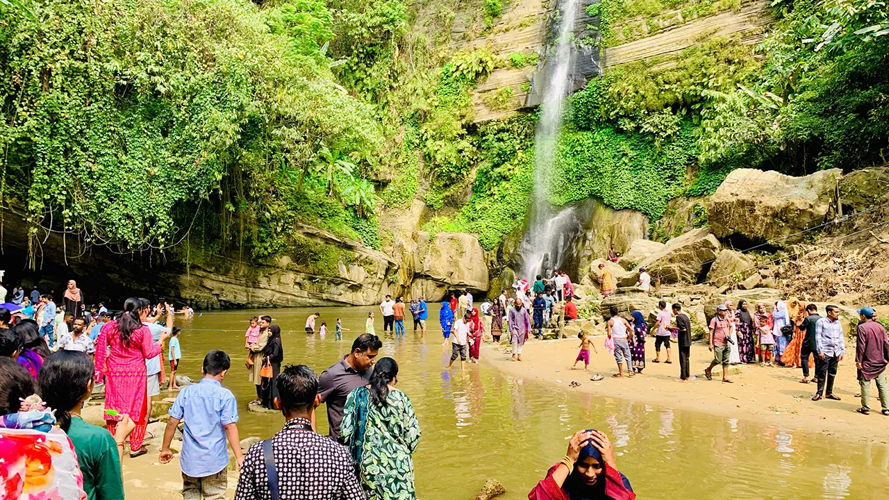 মাধবকুণ্ড জলপ্রপাতে পর্যটকের ঢল