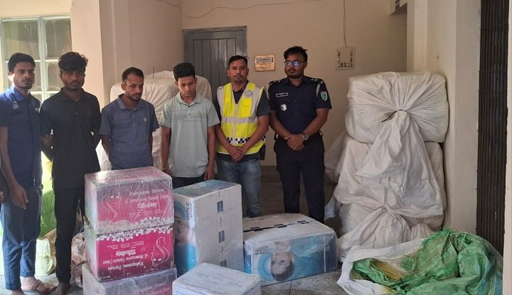৩৬ লক্ষাধিক টাকার ভারতীয় পণ্যসহ তিন চোরাকারবারী আটক