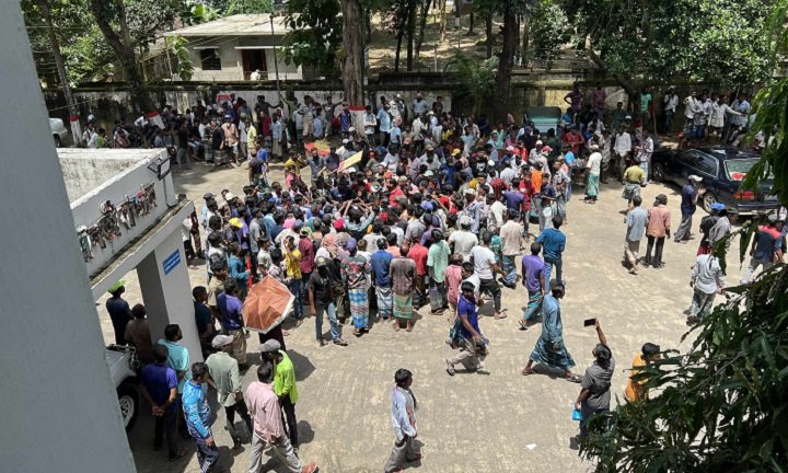 ব্যাটারি চালিত রিকশা উচ্ছেদ বন্ধসহ ৭ দফা দাবিতে মৌলভীবাজারে রিকশা শ্রমিক ইউনিয়নের স্মারকলিপি