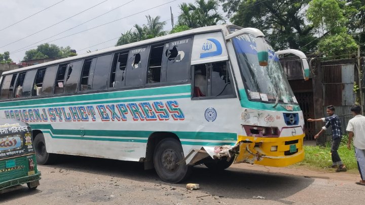 মৌলভীবাজারে হবিগঞ্জী বাস-অটোরিকশা সংঘর্ষে নিহত ১, সড়ক অবরোধ-বাস ভাঙচুর