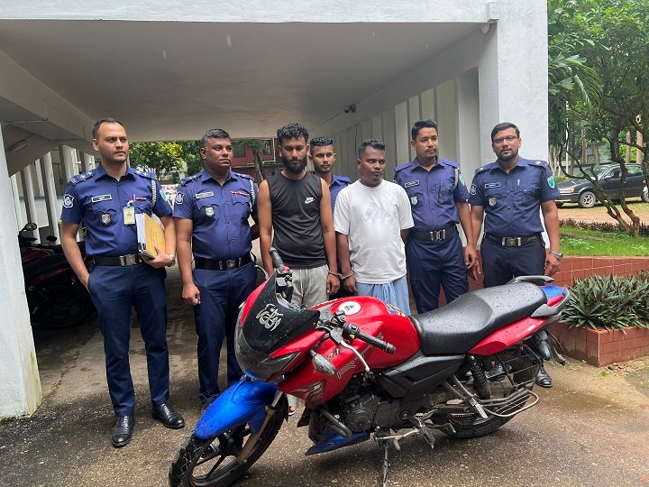 বড়লেখায় বাবা ও মেয়ের গলায় দা ধরে ছিনতাই, গ্রেফতার ২
