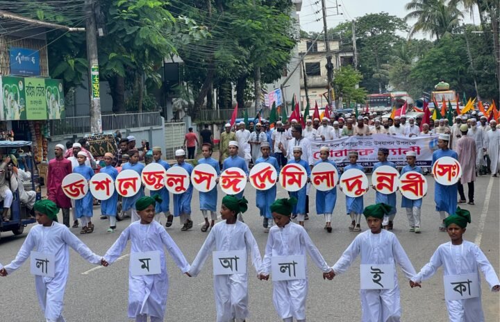 <span style='color:red;font-size:16px;'>পবিত্র ঈদে মিলাদুন্নবী (সা.) উপলক্ষে</span>	 <br/> মৌলভীবাজারে শাহ মোস্তফা (রহ:) দরগাহর উদ্যোগে জশনে জুলুস মোবারক র‌্যালি