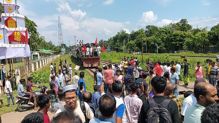 যাত্রীদের ৮দফা দাবিতে কুলাউড়ায় ট্রেন আটকে দিল আন্দোলনকারীরা 
