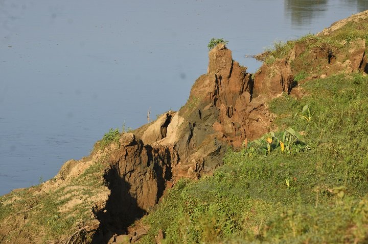 মনু নদের বাধে আকস্মিক ধ্বস এলাকায় আতংক