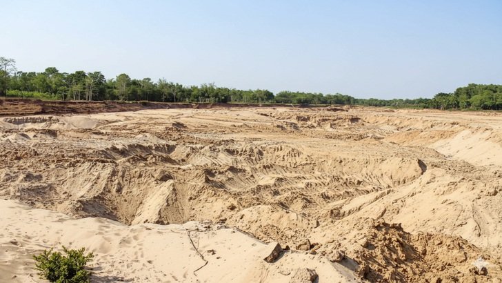 কুলাউড়ায় নদীশাসন আইনের তোয়াক্কা না করে মনু নদীর চর কেটে বালু লুট