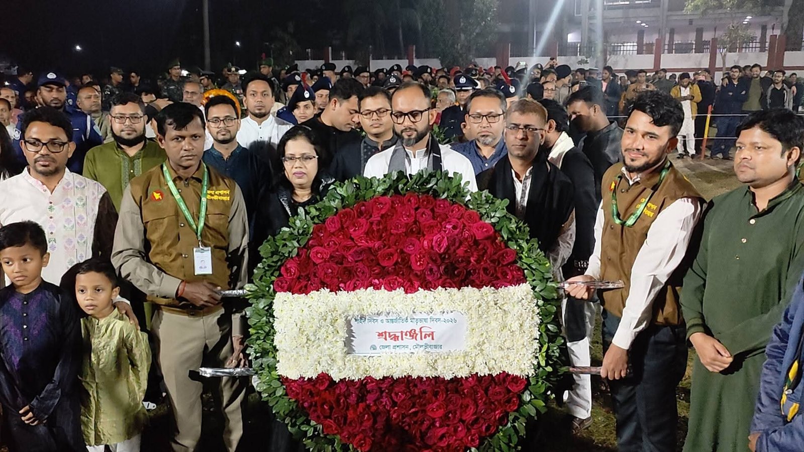 <span style='color:red;font-size:16px;'>যথাযোগ্য মর্যাদায় ভাষা শহীদদের প্রতি শ্রদ্ধা নিবেদন</span>	 <br/> ভাষা শহীদদের শ্রদ্ধা জানাতে মৌলভীবাজার কেন্দ্রীয় শহীদমিনারে মানুষের ঢল