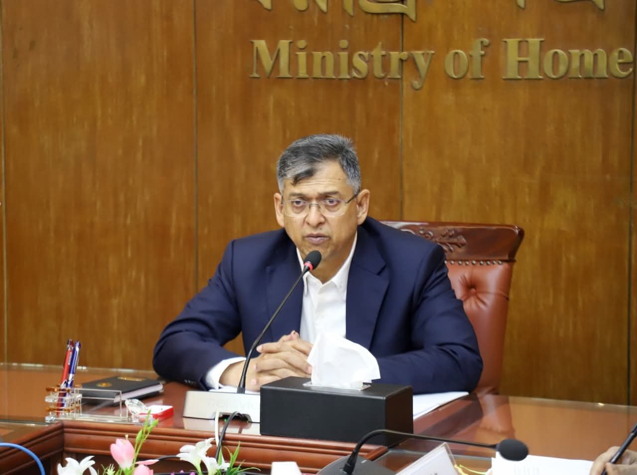 পুলিশের কাজে অবৈধভাবে কেউ বাধা দিতে পারবে না : স্বরাষ্ট্রমন্ত্রী