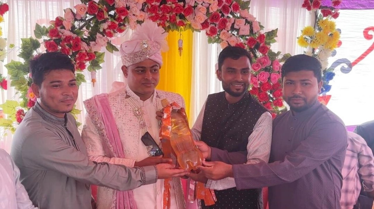 মৌলভীবাজারে বন্ধুর বিয়েতে ব্যতিক্রমী উপহার: অকটেন!