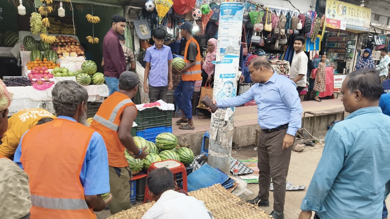 শ্রীমঙ্গলে ফুটপাত দখলমুক্ত করতে পৌরসভার উচ্ছেদ অভিযান