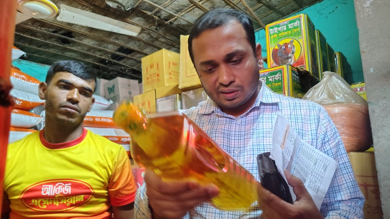 শ্রীমঙ্গলে যৌথবাহিনীর অভিযানে অবৈধভাবে মজুদ ৮,৫০০ লিটার ভোজ্য তেল জব্দ