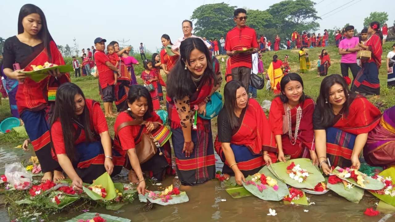 পাহাড়ে বর্ণিল আয়োজনে নদীতে ফুল ভাসিয়ে উদযাপিত হচ্ছে চাকমা সম্প্রদায়ের ফুল বিঝু