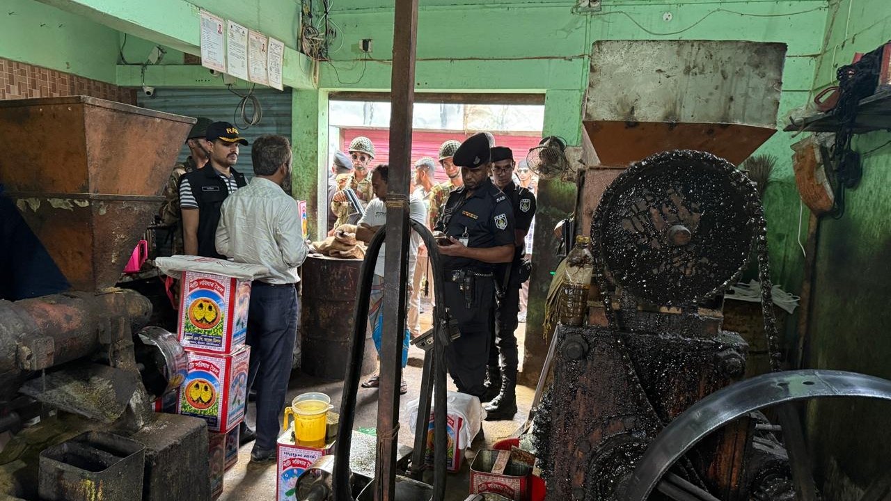 শ্রীমঙ্গলে ভোজ্য তেল নিয়ে অনিয়ম: তিন প্রতিষ্ঠানকে ৫৪ হাজার টাকা জরিমানা