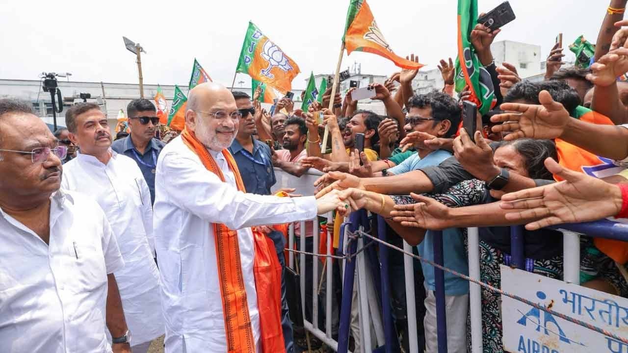কলকাতায় নেমেই দক্ষিণেশ্বরে পুজো অমিত শাহের, চূড়ান্ত হতে পারে পশ্চিমবঙ্গের নতুন মুখ্যমন্ত্রীর নাম