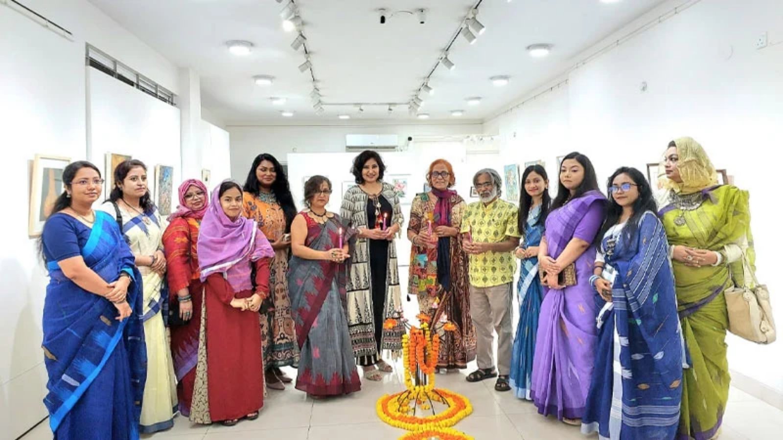 মা দিবসে ‘সব নারীতেই মা’ শীর্ষক ছয় দিনব্যাপী যৌথ চিত্র প্রদর্শনী শুরু