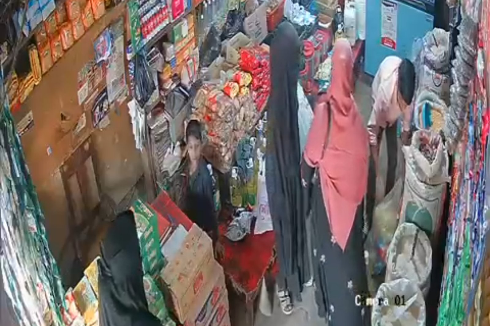 শিশুকে দিয়ে ক্যাশবাক্স থেকে ৫ লাখ টাকা চুরি, দুই নারী গ্রেফতার