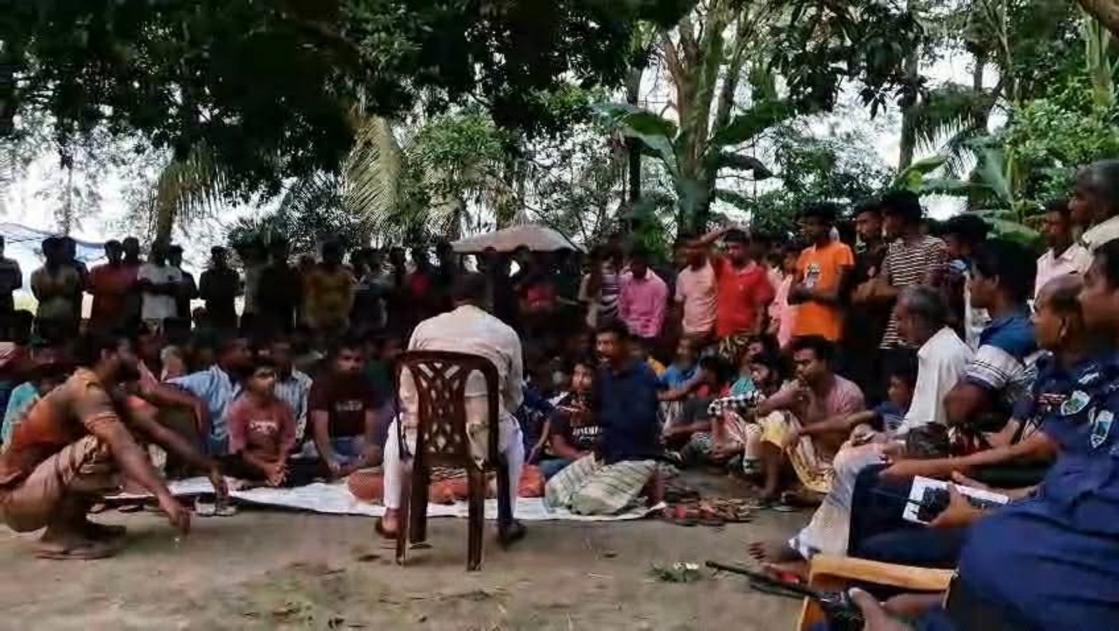 চাঁদা না পেয়ে ‘মব’ তৈরি, ব্যবসায়ীর কাছ থেকে ফাঁকা চেক-স্ট্যাম্পে স্বাক্ষর নেওয়ার অভিযোগ
