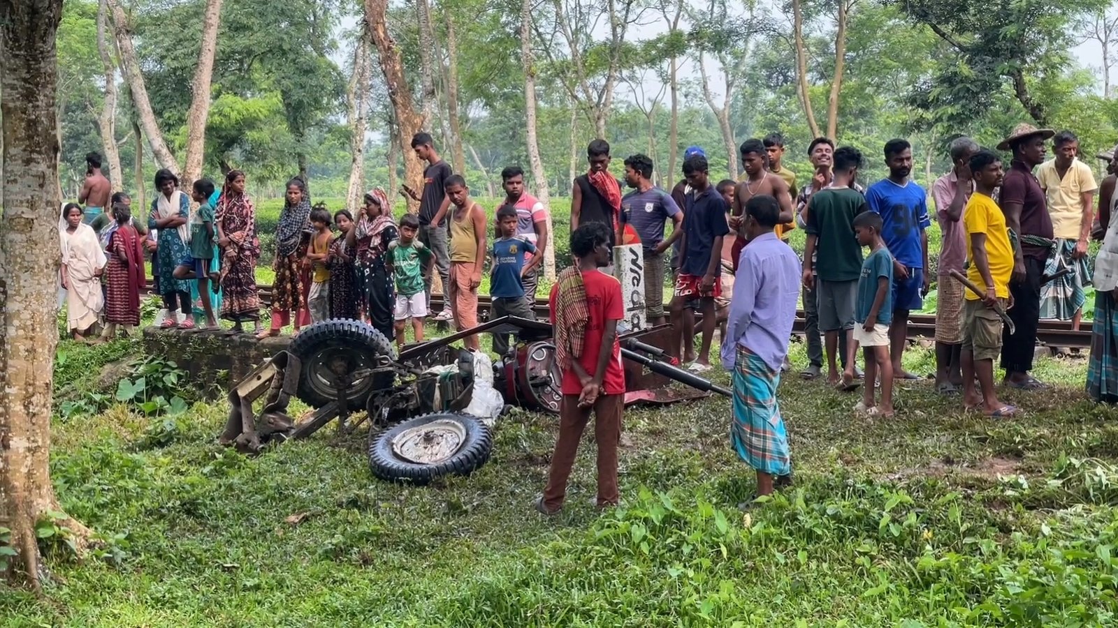 শ্রীমঙ্গলে রেলক্রসিংয়ে ট্রেন-ট্রাক্টর সংঘর্ষ, চালক আহত; গেটম্যানের অনুপস্থিতির অভিযোগ