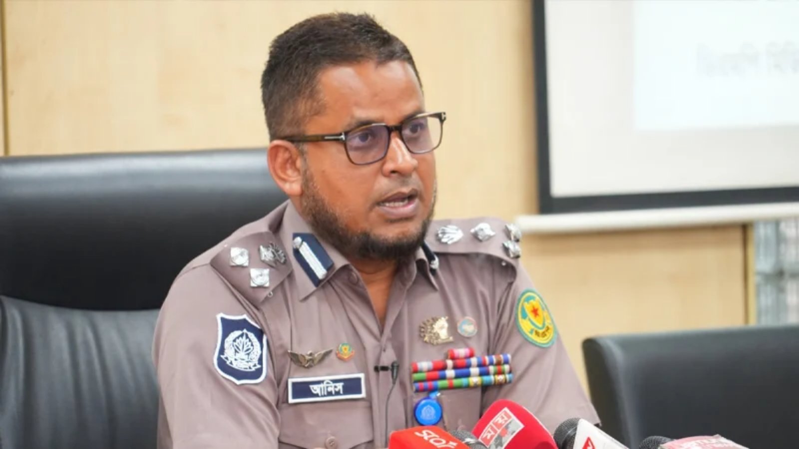 এআই ট্রাফিক নজরদারি ফাঁকি দিতে নম্বরপ্লেট ঢেকে চলাচল, এক মাসের কারাদণ্ড