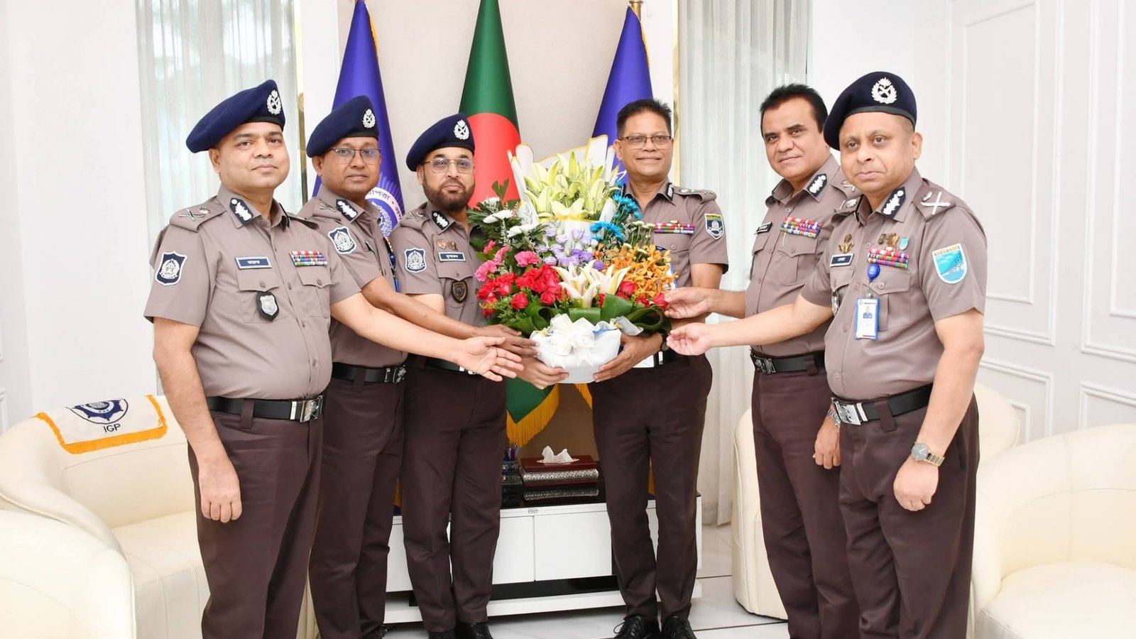 পদোন্নতিপ্রাপ্ত অতিরিক্ত আইজিগণকে র‍্যাংক ব্যাজ পরিয়ে দিলেন আইজিপি