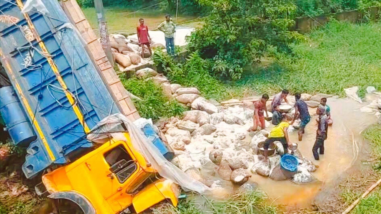 মৌলভীবাজারে সরকারি চালবোঝাই ট্রাক ব্রিজের নিচে, পানিতে নষ্ট বহু চালের বস্তা