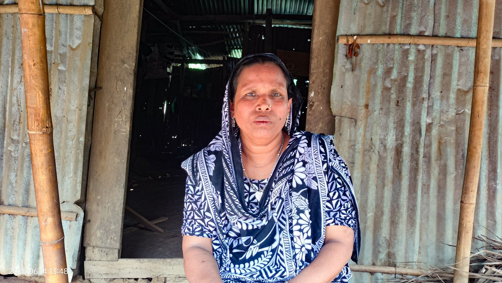 একটা ফ্যামিলি কার্ড হইলে বহুত উপকার হইবো, আমরা অসহায় গরীব মানুষ