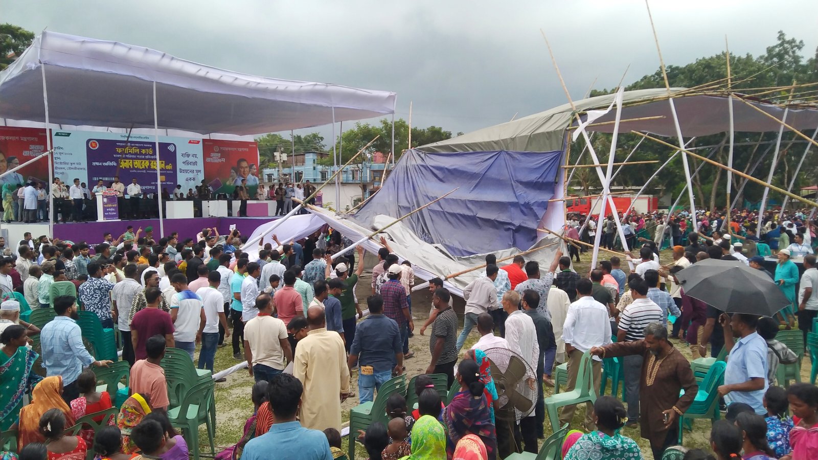প্রধানমন্ত্রীর আগমনের আগে প্যান্ডেল ধস, অনুষ্ঠানে মঞ্চে পানি