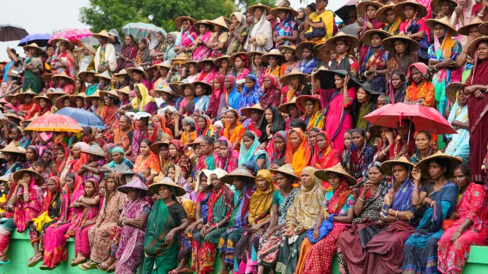 শ্রীমঙ্গলে প্রধানমন্ত্রীকে এক নজর দেখতে চা শ্রমিকদের ঢল