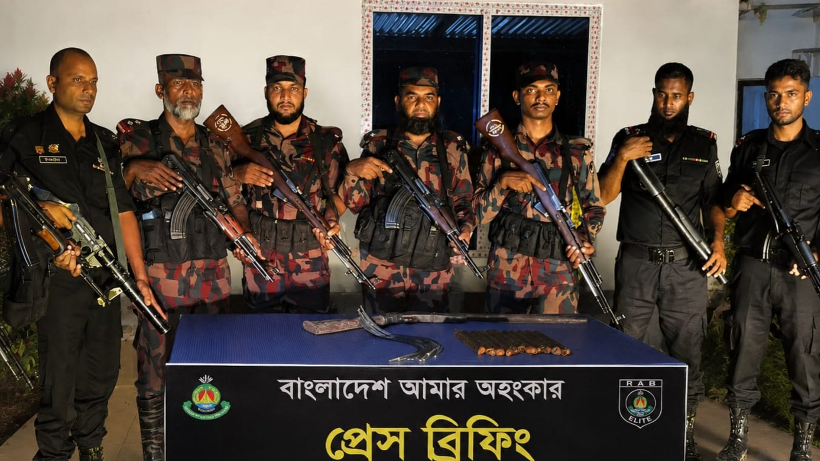 র‍্যাব ও বিজিবির যৌথ অভিযানে সিলেটে বিদেশি ওয়ান শ্যুটার গান ও ১.৩৪ কেজি বিস্ফোরক উদ্ধার