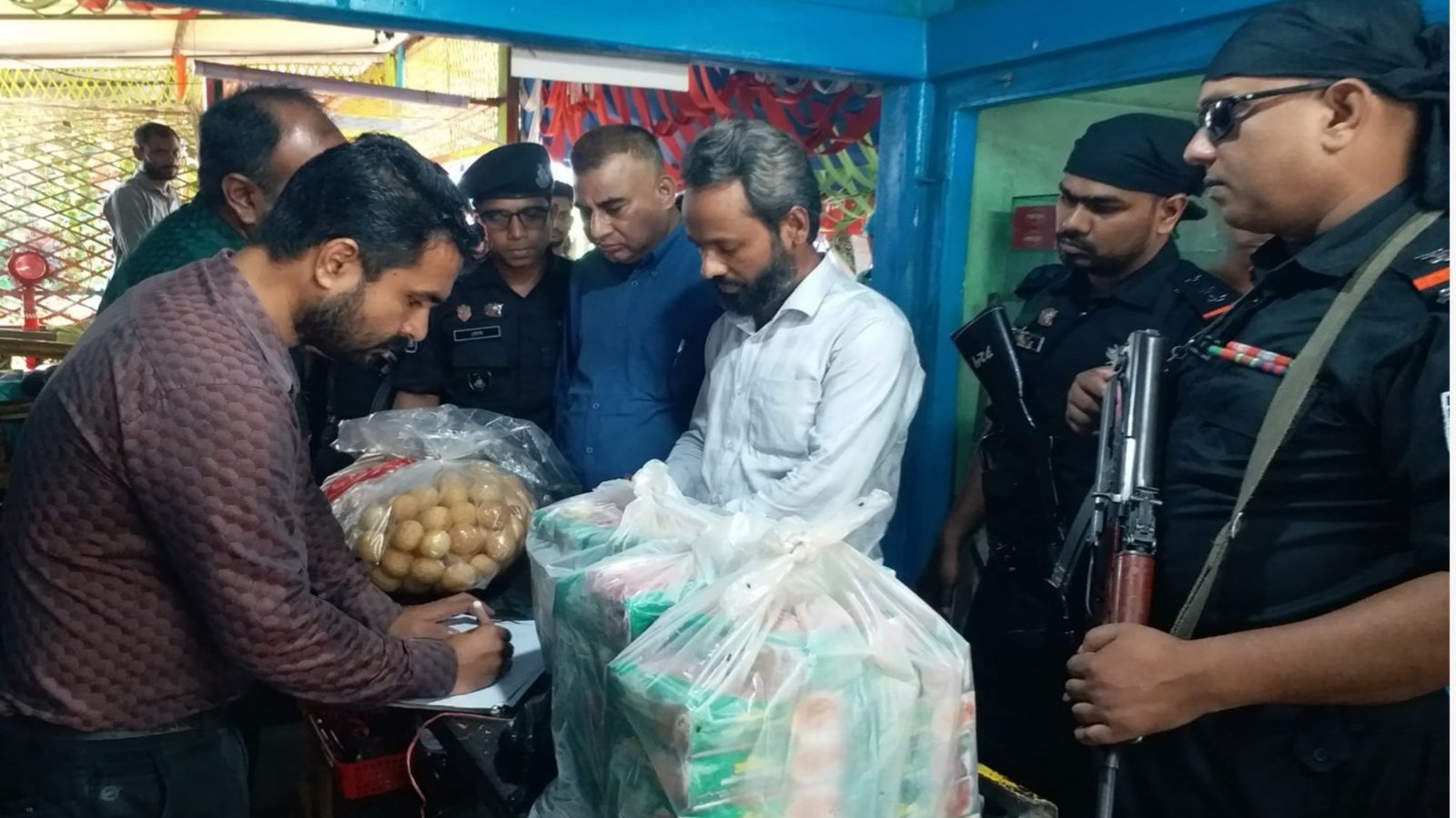 কমলগঞ্জে নিষিদ্ধ দ্রব্য ব্যবহার ও পণ্যের মূল্যতালিকা প্রদর্শন না করায় দুই প্রতিষ্ঠানকে জরিমানা