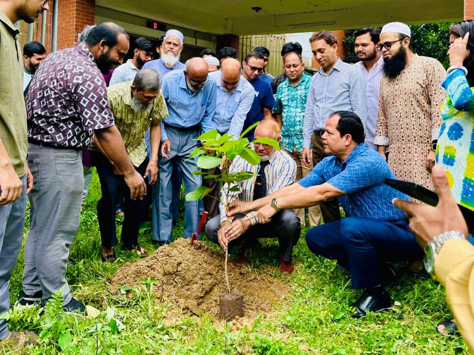 সিকৃবিতে বন্যপ্রাণী সেবা ফাউন্ডেশনের উপহারের চারা রোপণ, বৃক্ষরোপণের গুরুত্ব নিয়ে আলোচনা সভা