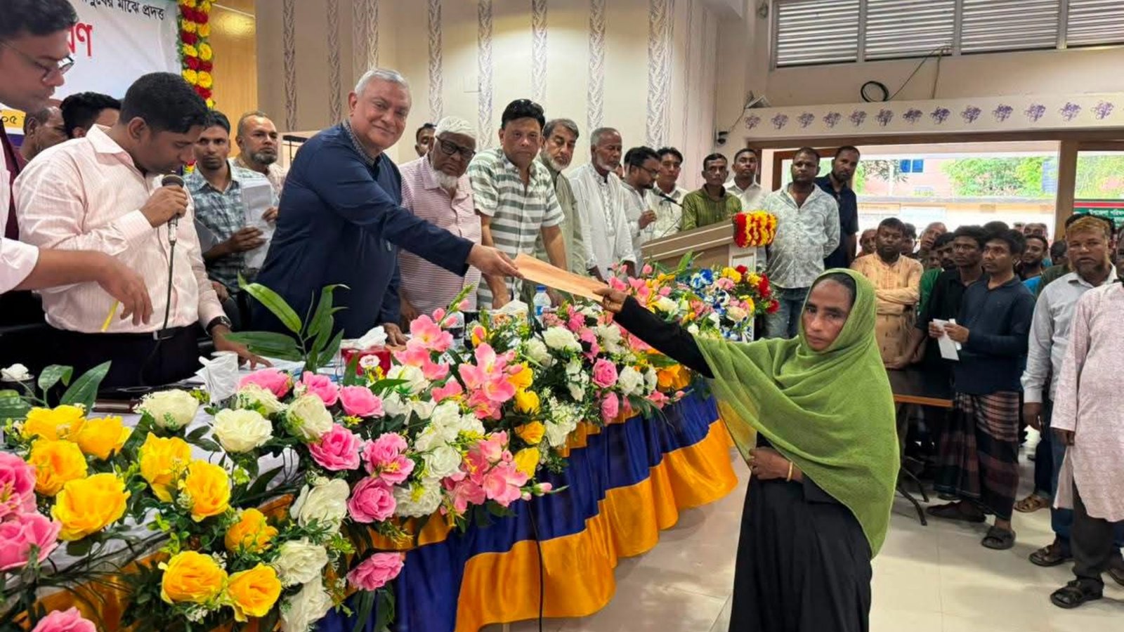 রাজনগরে দুঃস্থদের মাঝে মানবিক সহায়তা ও নগদ অর্থ বিতরণ করলেন এমপি এম নাসের রহমান