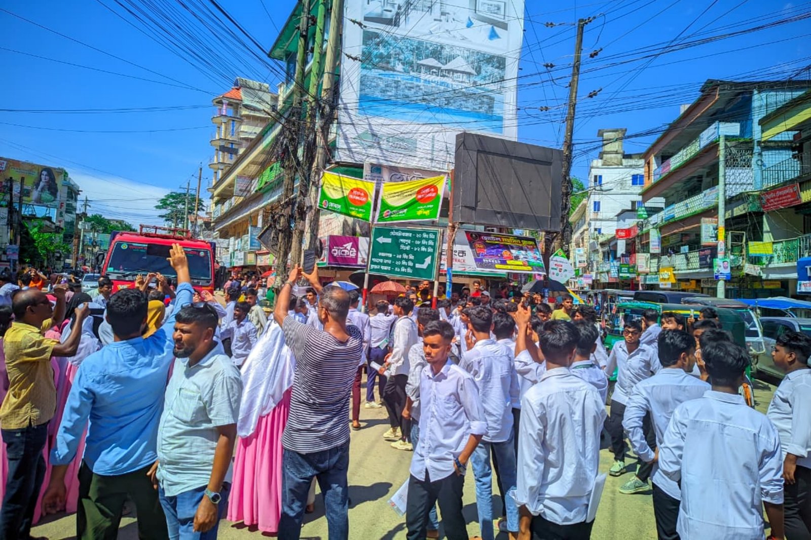শ্রীমঙ্গলে শিক্ষামন্ত্রীর পদত্যাগের দাবিতে শিক্ষার্থীদের বিক্ষোভ, সড়ক অবরোধ