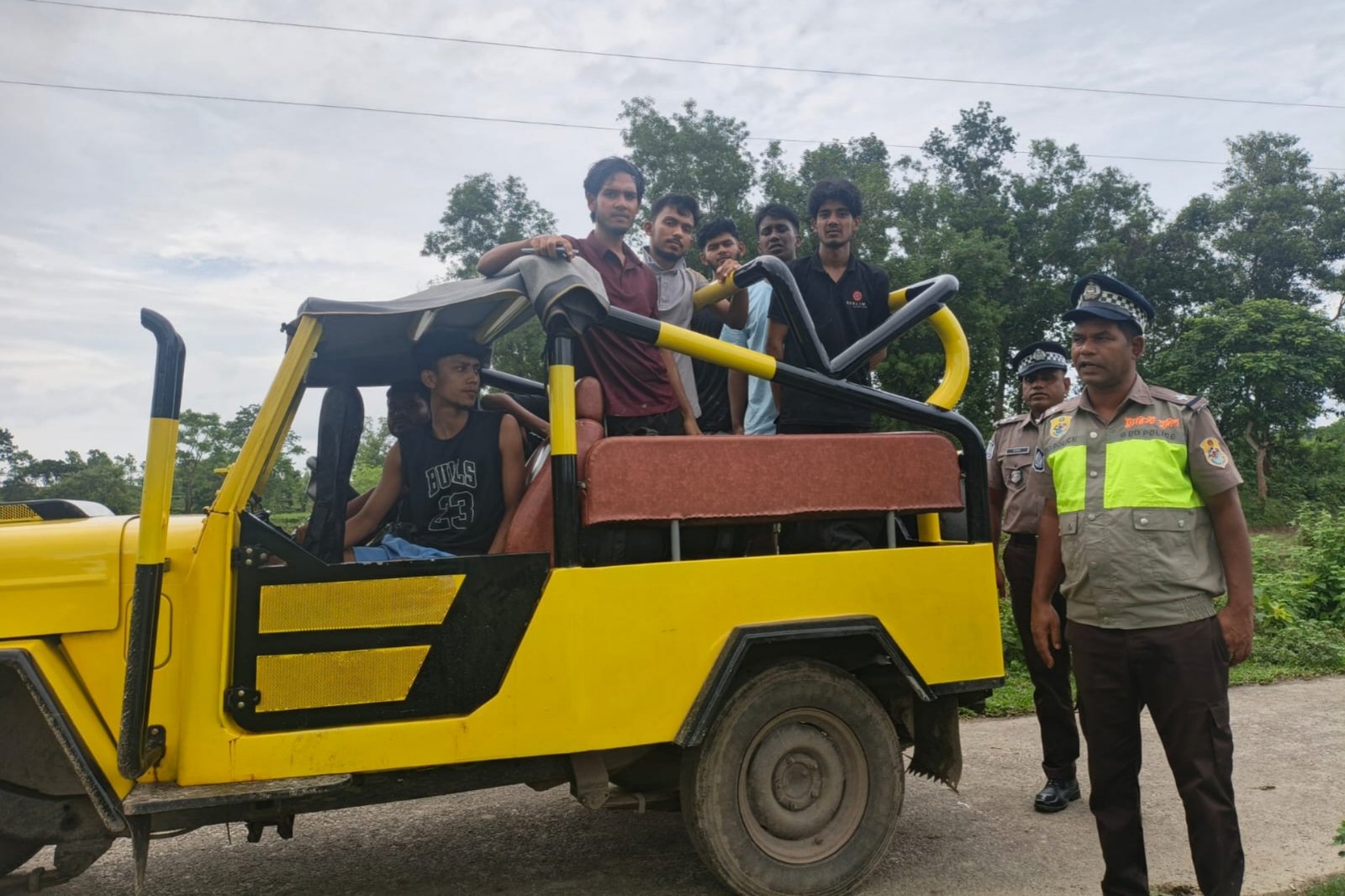 হামহামে আটকা পড়া ১০ পর্যটককে যৌথ অভিযানে উদ্ধার, আহত এক শিক্ষার্থী