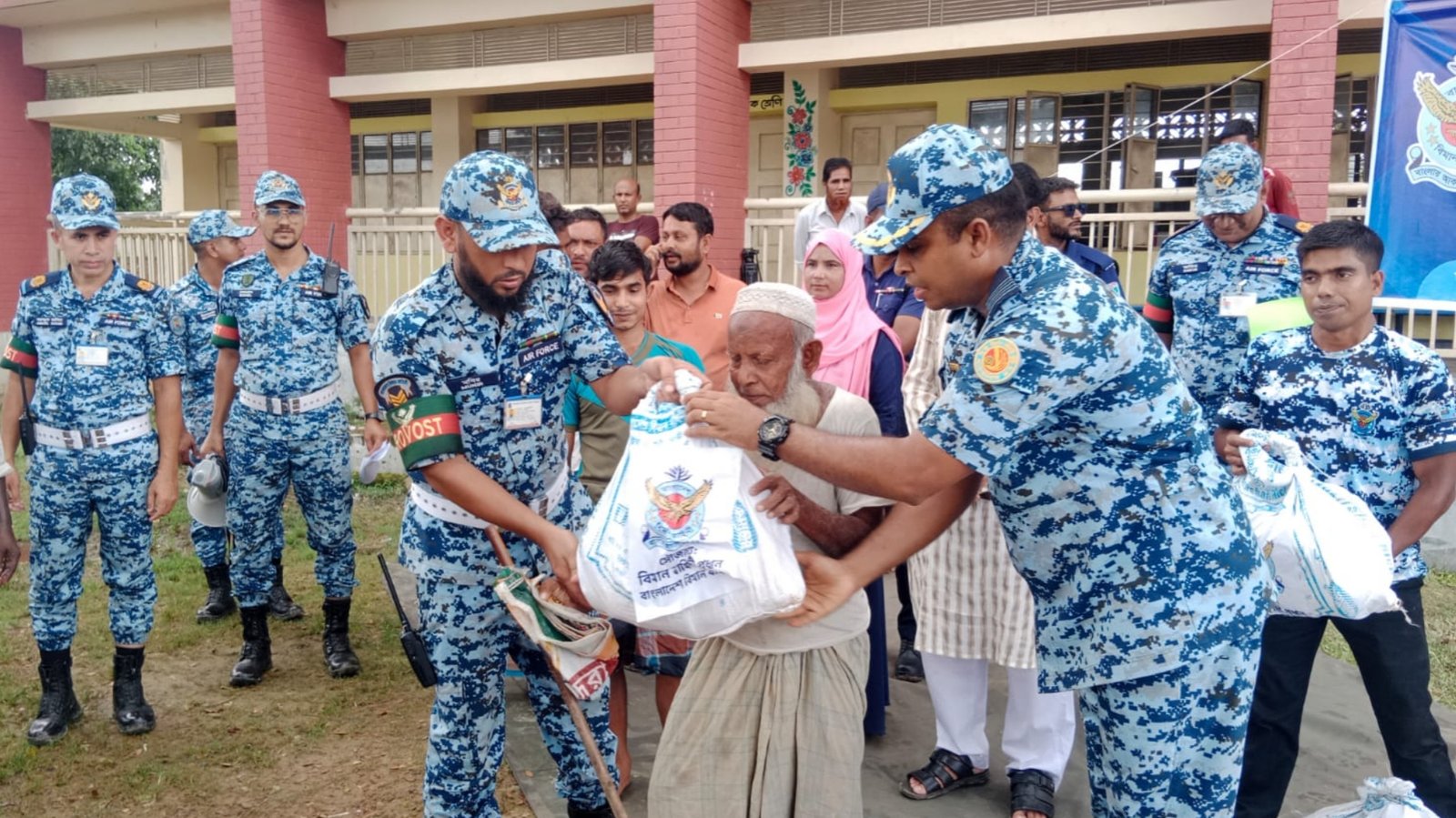 কমলগঞ্জে বন্যার্তদের পাশে বিমান বাহিনী, শতাধিক পরিবারের মাঝে ত্রাণ বিতরণ