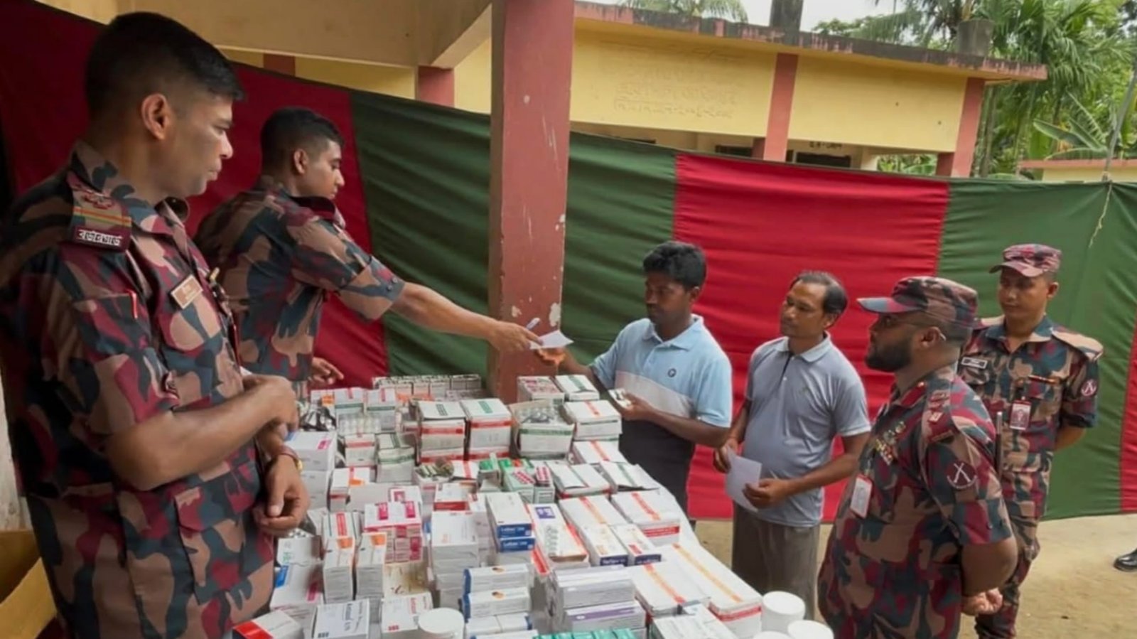 বন্যাদুর্গত ৪৫০ মানুষের পাশে ৪৬ বিজিবি, বিনামূল্যে চিকিৎসাসেবা ও ওষুধ বিতরণ