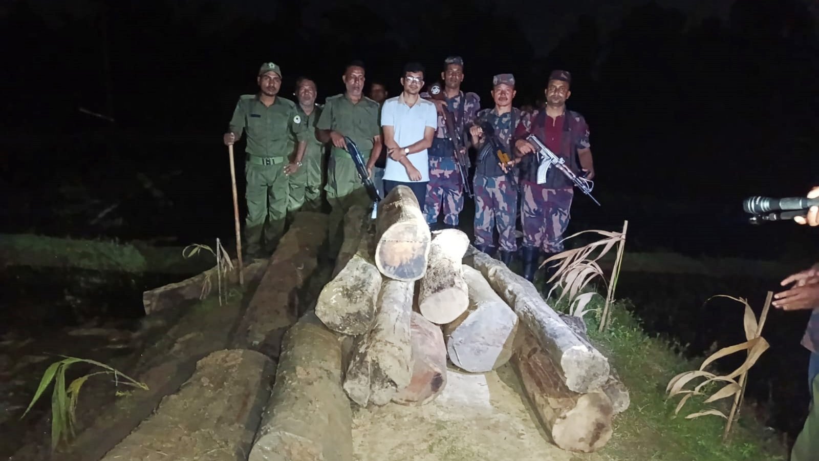কমলগঞ্জে বন বিভাগ-বিজিবির যৌথ অভিযানে প্রায় ২৭ ঘনফুট সেগুন কাঠ জব্দ