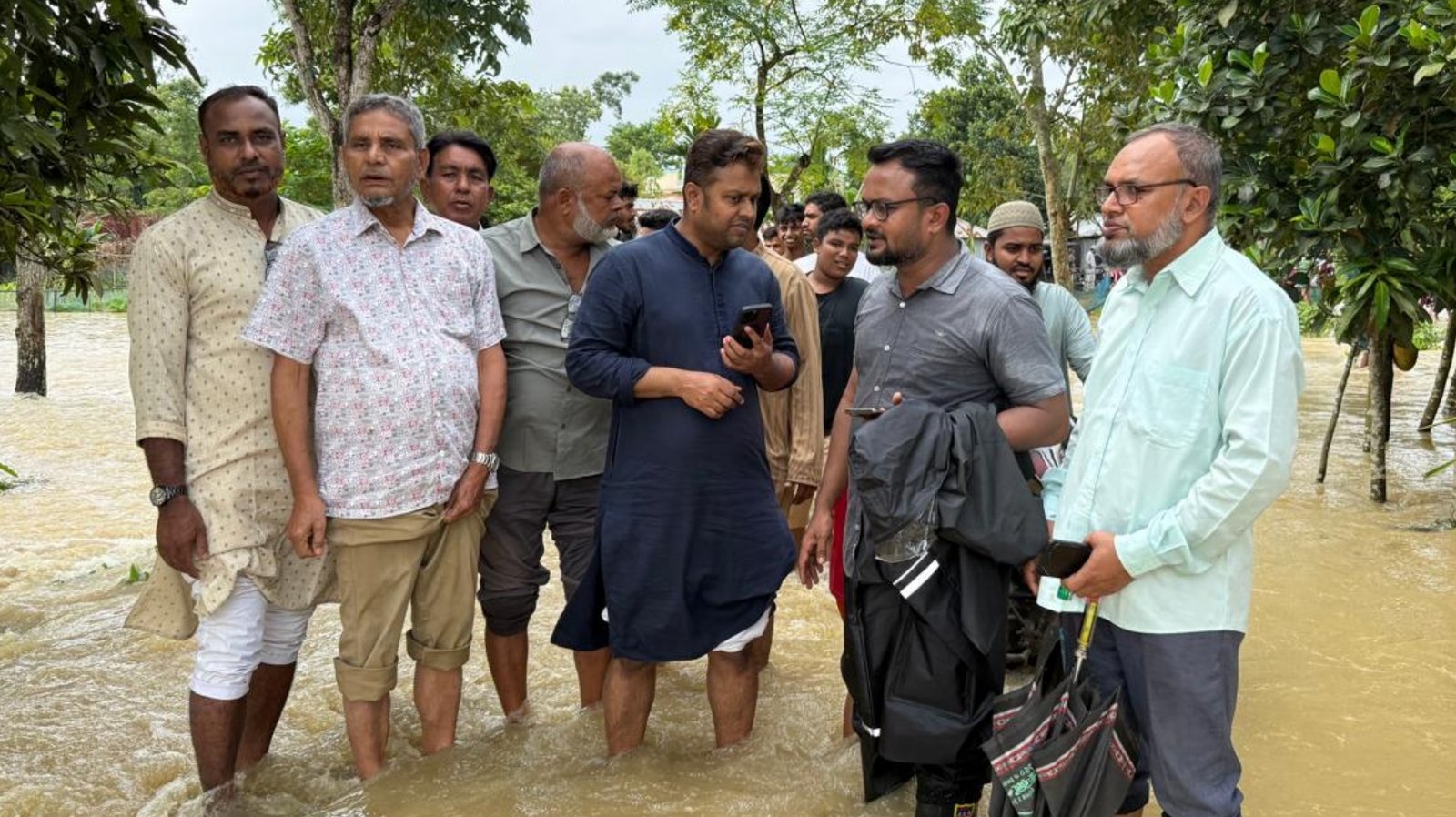 রাজনগরে বন্যার্তদের পাশে জেলা বিএনপি, ৩ লাখ টাকা ও ২০ মেট্রিক টন চাল বরাদ্দ