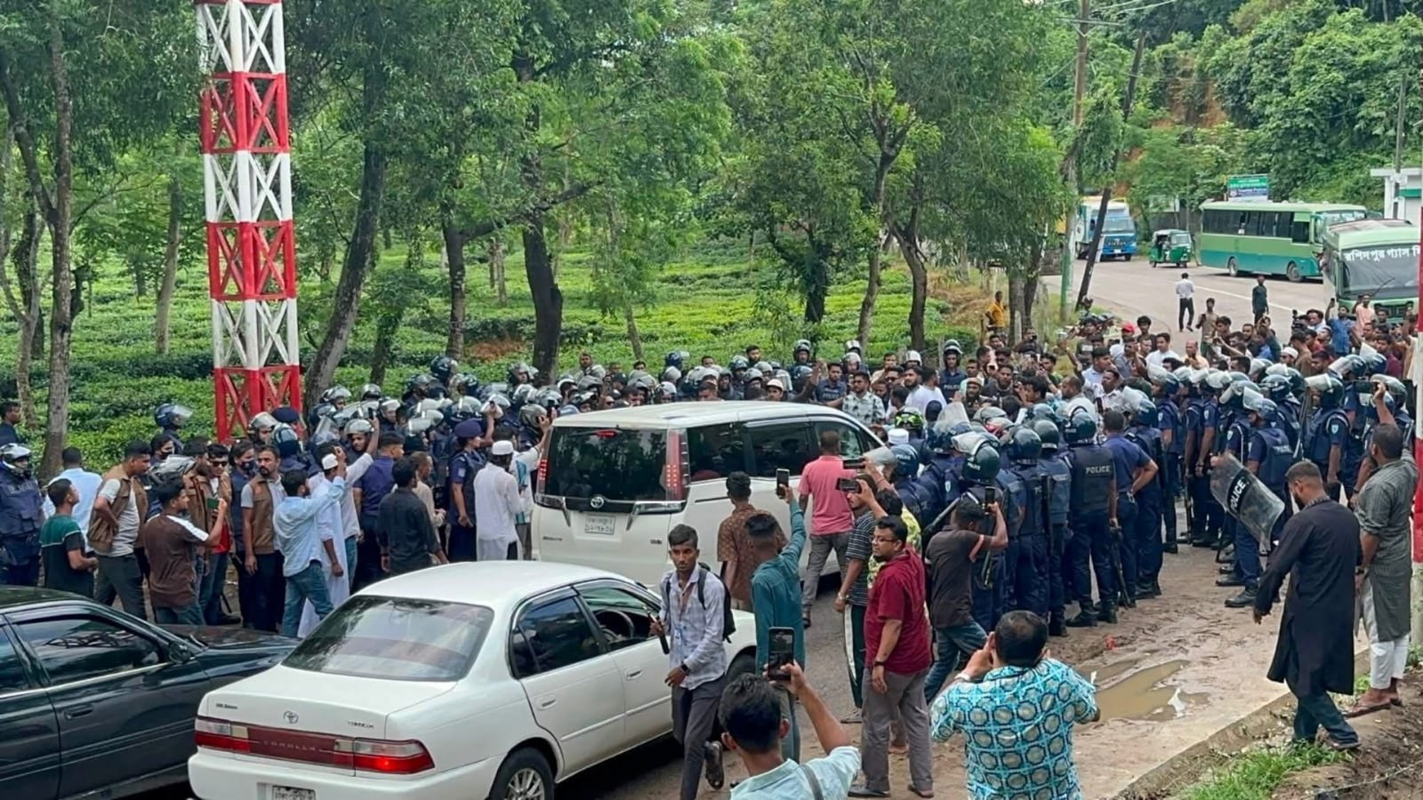 শ্রীমঙ্গলে পুলিশের ব্যারিকেড ভেঙে হবিগঞ্জের পথে এনসিপির গাড়িবহর, পথে বাধার অভিযোগ