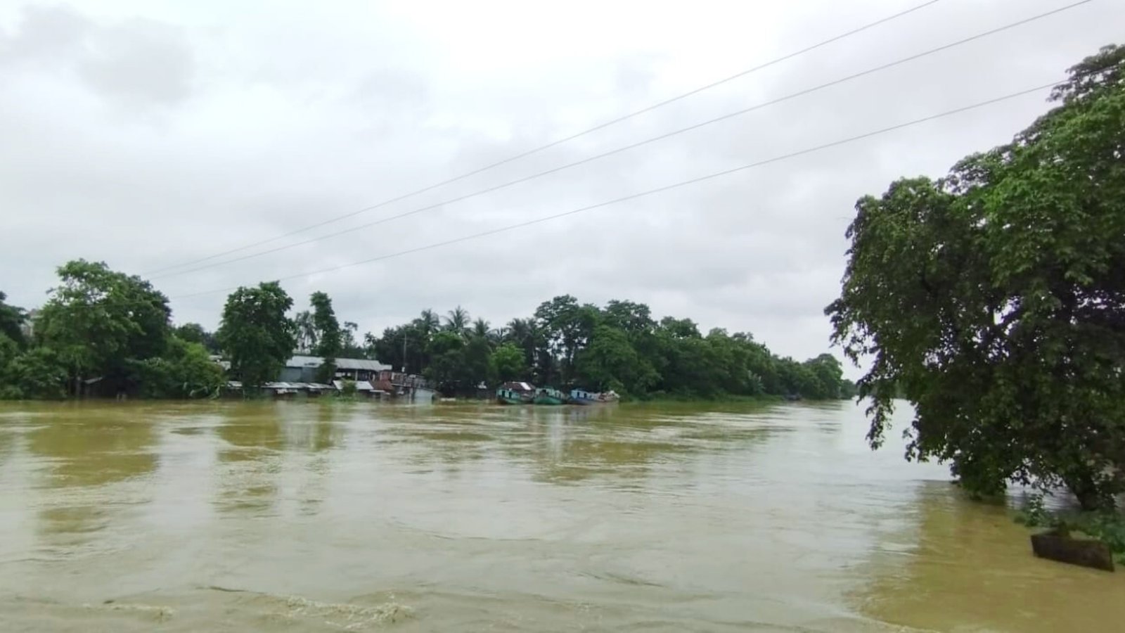 টানা বৃষ্টি ও পাহাড়ি ঢলে মৌলভীবাজারের নদ-নদীতে পানি বৃদ্ধি, বাড়ছে বন্যার শঙ্কা