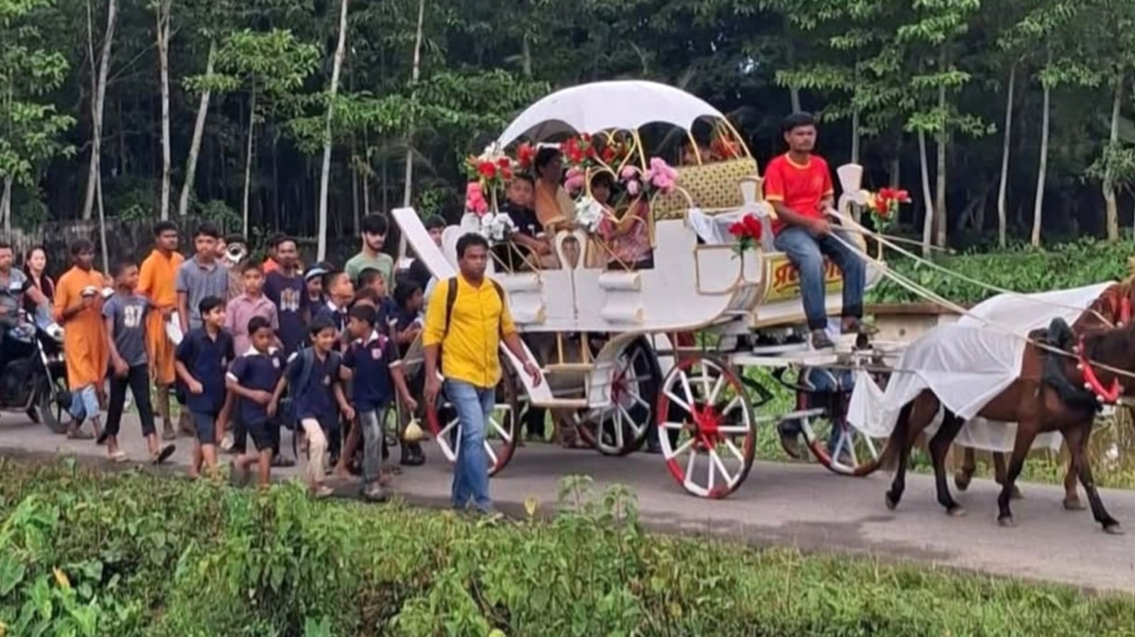 ঘোড়ার গাড়িতে প্রিয় শিক্ষকের বিদায়, ভালোবাসায় ভাসালেন প্রাক্তন শিক্ষার্থীরা