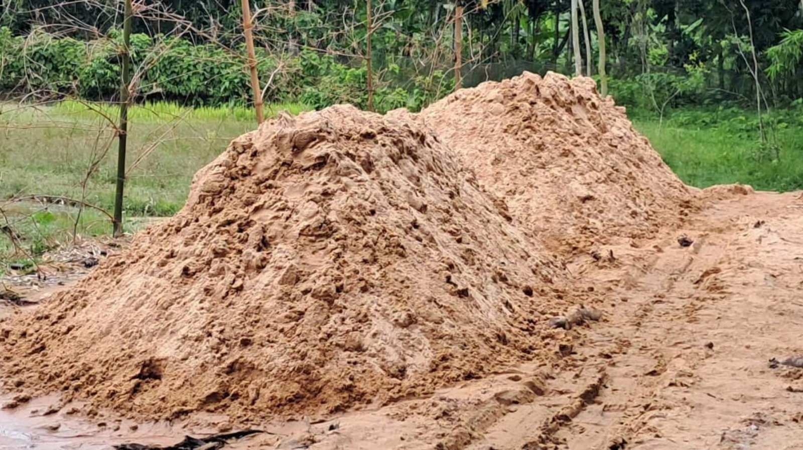 শ্রীমঙ্গল সিন্দুরখাঁনে বালু লুটের মহোৎসব, ঝুঁকিতে নদী-খাল ও জনপদ