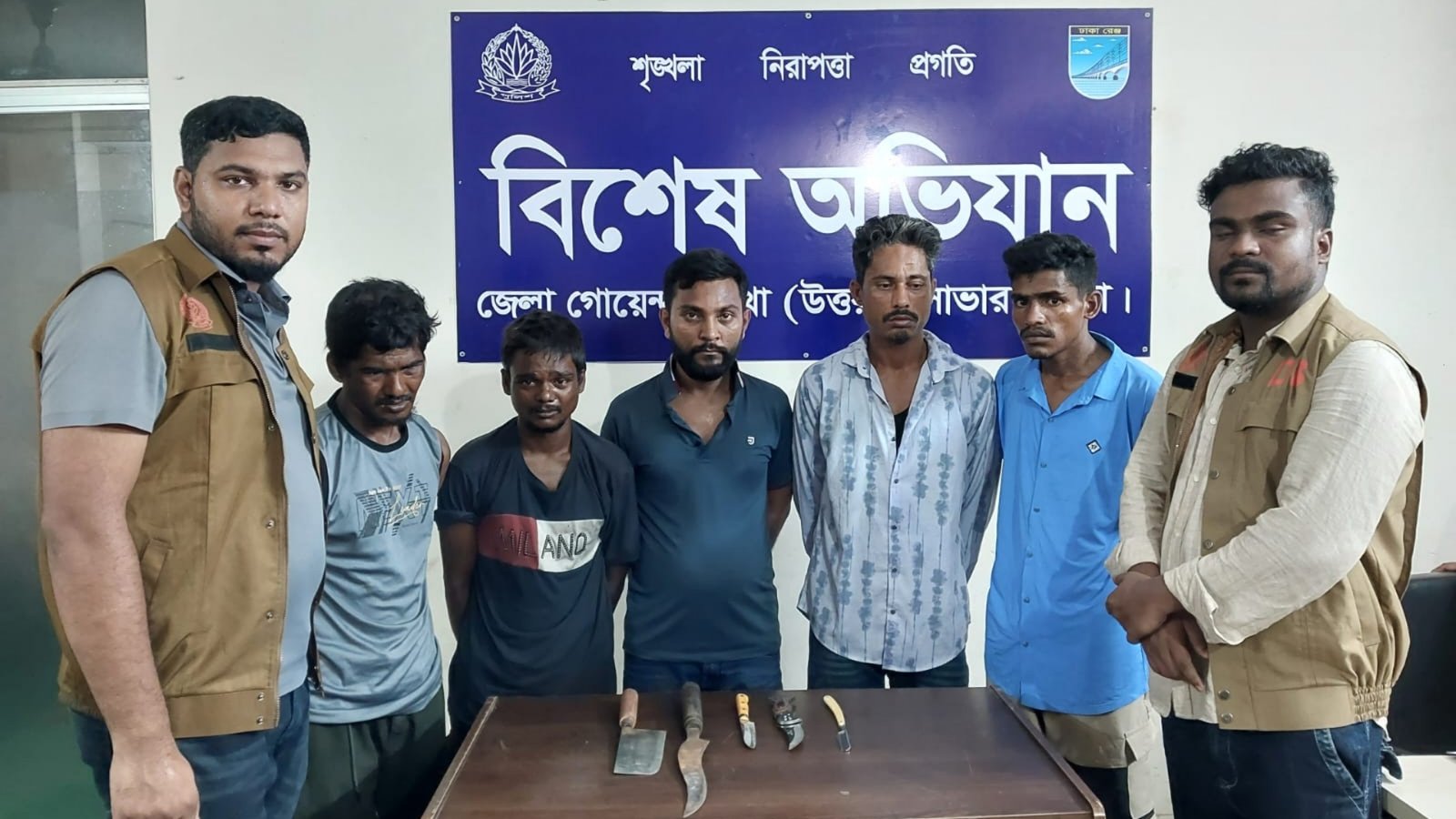 সাভারে ডিবির পৃথক অভিযানে ৮ ছিনতাইকারী-মাদক ব্যবসায়ী গ্রেপ্তার