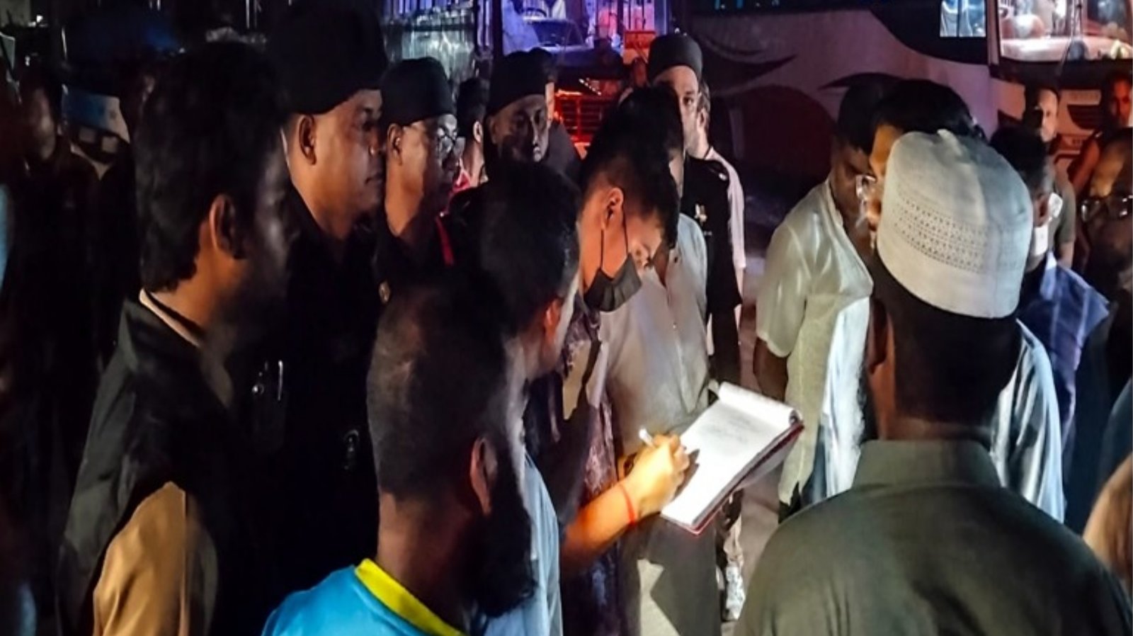 সুনামগঞ্জে অনুমোদনহীন ৪ স্লিপার কোচকে ২ লাখ ১০ হাজার টাকা জরিমানা